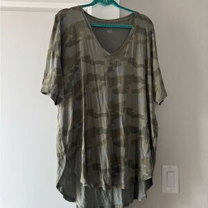 Women’s American Eagle Soft and Sexy Camouflage V-Neck T-Shirt